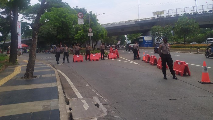 Jalan Gerbang Pemuda Senayan ditutup gegara demo (Foto: Luqman/detikcom)