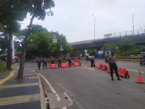 Akses ke Gerbang Pemuda Ditutup Gegara Demo, Jalan Gatot Subroto Padat