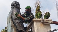 Patung-patung pahlawan nasional yang dibersihkan itu memiliki tinggi sekitar 10 meter.