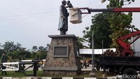 Sejumlah anggota Kodim 0724/Boyolali melakukan pembersihan patung pahlawan yang berada di komplek kantor terpadu Pemkab Boyolali, Jumat (14/8/2020).