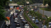 Banyak dari para karyawan memilih untuk pulang lebih awal.