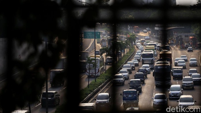 Jelang libur panjang, kemacetan langsung terjadi di sejumlah jalan ibu kota. Kepadatan kendaraan membuat lalin menjadi macet.