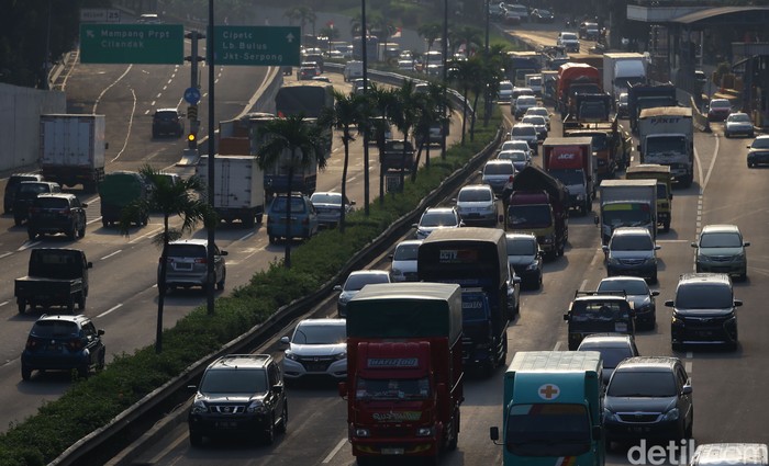 Jelang libur panjang, kemacetan langsung terjadi di sejumlah jalan ibu kota. Kepadatan kendaraan membuat lalin menjadi macet.