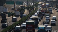Kendaraan bermotor mengantre di kawasan simatupang, Jakarta, Jumat (14/8/2020).