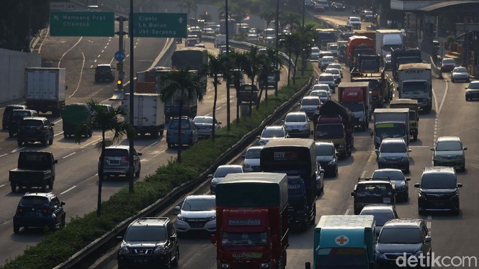 Jelang Long Weekend Agustusan, Lalin Ibu Kota Macet Jelang libur panjang, kemacetan langsung terjadi di sejumlah jalan ibu kota. Kepadatan kendaraan membuat lalin menjadi macet.