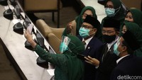 Anggota DPR dari F-PKB tampak berwefie.