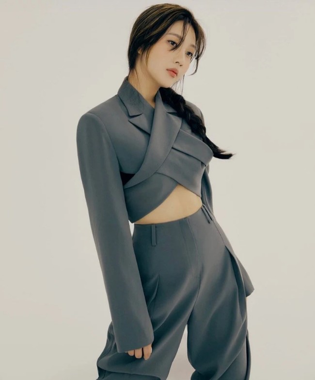 Busana yang sama dari brand Moon Choi ini juga dipakai Joy saat pemotretan majalah Singles. Jika Jennie memilih gaya rambut kuncir kuda bervolume, Joy tampil lebih feminin dengan rambut kepang. Foto: Instagram/istimewa