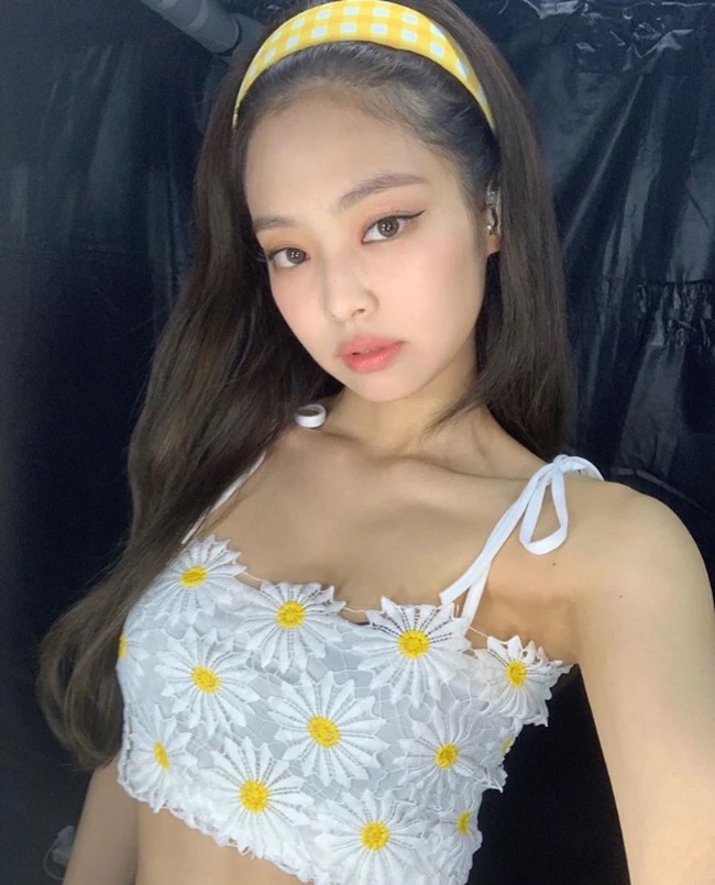 Gaya girlie ditampilkan Jennie dengan crop top beraksen bordir bentuk bunga matahari dari Forever 21. Gayanya semakin cute ditambah bandana motif gingham. Foto: Instagram/istimewa