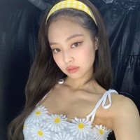 Gaya girlie ditampilkan Jennie dengan crop top beraksen bordir bentuk bunga matahari dari Forever 21. Gayanya semakin cute ditambah bandana motif gingham. Foto: Instagram/istimewa
