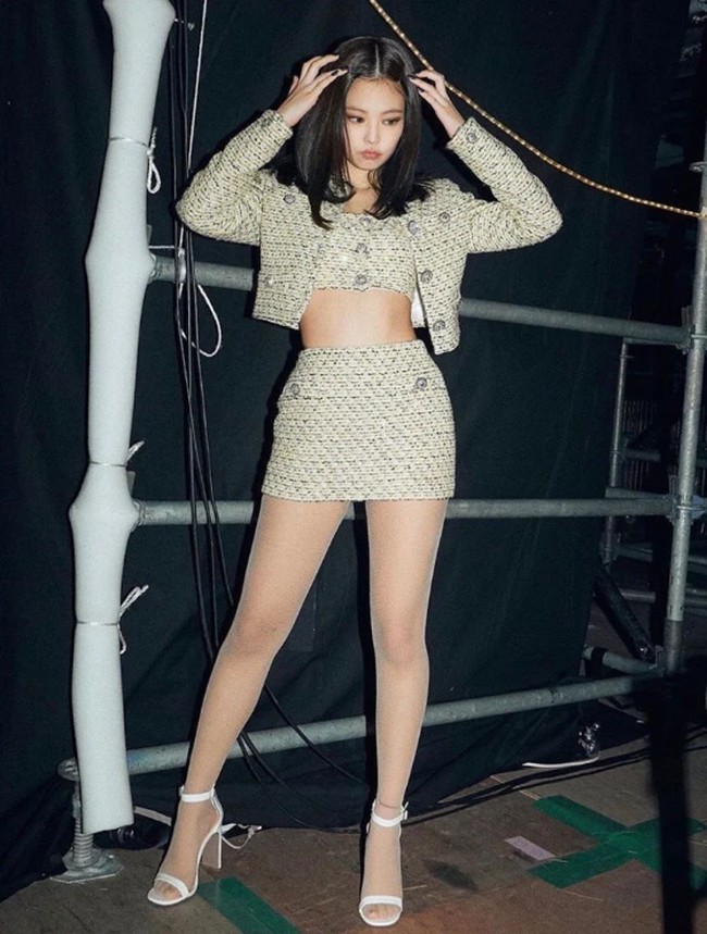 Jennie tampil seksi dengan setelan crop top, rok mini dan cardigan berbahan tweed dari desainer Alessandra Rich. Foto: Instagram/istimewa