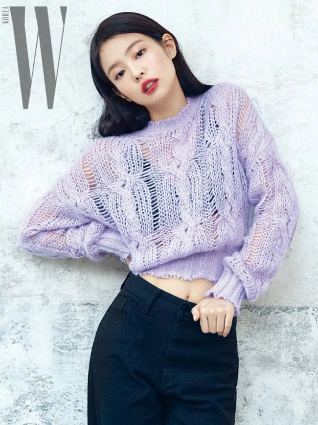 Jennie mengenakan sweater rajut warna ungu keluaran Acne Studios untuk pemotretan majalah W Korea. Dia memasangkan sweater dengan detail ripped itu bersama high-waist jeans warna navy. Foto: Instagram/istimewa