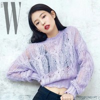 Jennie mengenakan sweater rajut warna ungu keluaran Acne Studios untuk pemotretan majalah W Korea. Dia memasangkan sweater dengan detail ripped itu bersama high-waist jeans warna navy. Foto: Instagram/istimewa