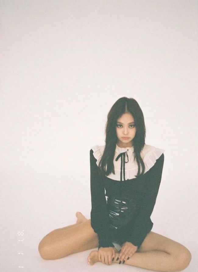 Blouse bernuansa gothic a la Addams Family ini keluaran brang Alessandra Rich. Jennie memadukannya dengan celana pendek berbahan vinyl dan boots untuk pemotretan Jalouse China. Foto: Instagram/istimewa