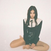 Blouse bernuansa gothic a la Addams Family ini keluaran brang Alessandra Rich. Jennie memadukannya dengan celana pendek berbahan vinyl dan boots untuk pemotretan Jalouse China. Foto: Instagram/istimewa