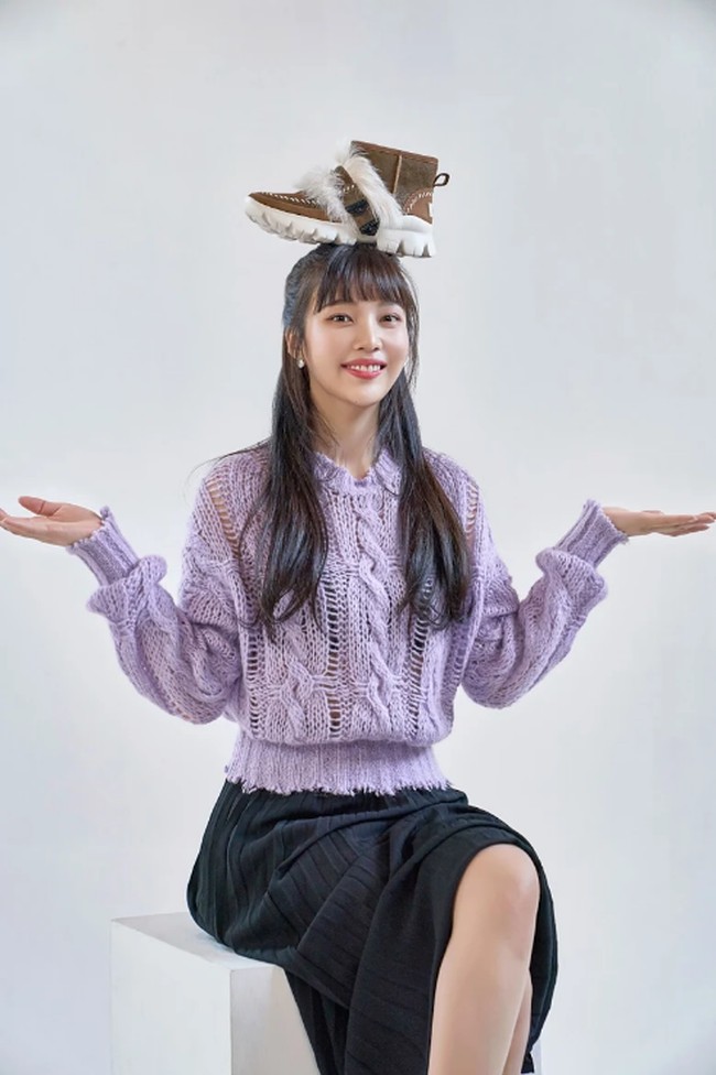 Joy memberi kesan feminin dengan memadukan sweater ungu yang sama dan rok lipit. Dia menampilkan gaya ini untuk kampanye brand sepatu UGG. Foto: Instagram/istimewa