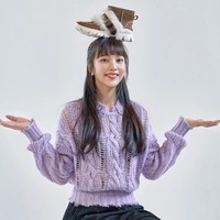 Joy memberi kesan feminin dengan memadukan sweater ungu yang sama dan rok lipit. Dia menampilkan gaya ini untuk kampanye brand sepatu UGG. Foto: Instagram/istimewa