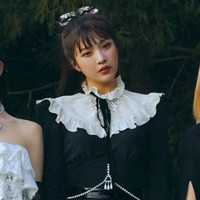 Gaya yang ditampilkan Joy tak jauh berbeda. Ia memasangkan blouse beraksen pita tersebut dengan rok kulit ketat keluaran Miu Miu untuk perilisan album Psycho. Foto: Instagram/istimewa