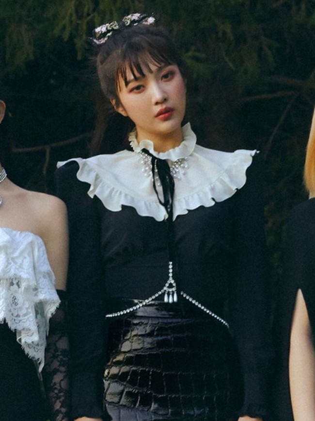 Gaya yang ditampilkan Joy tak jauh berbeda. Ia memasangkan blouse beraksen pita tersebut dengan rok kulit ketat keluaran Miu Miu untuk perilisan album Psycho. Foto: Instagram/istimewa