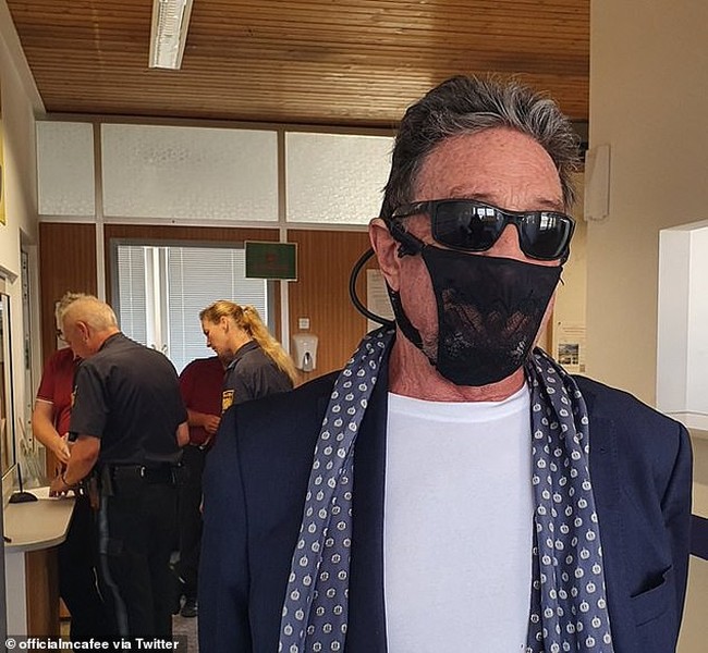 Beberapa waktu lalu miliarder John McAfee sebat mengabarkan bahwa dirinya ditangkap karena menggunakan masker dari pakaian dalam wanita. John McAfee ditangkap di Norwegia atas pilihan maskernya itu yang dianggap tidak sesuai dengan standar medis yang seharusnya diikuti untuk meminimalisir penyebaran virus Corona. Foto: Twitter @officialmcafee