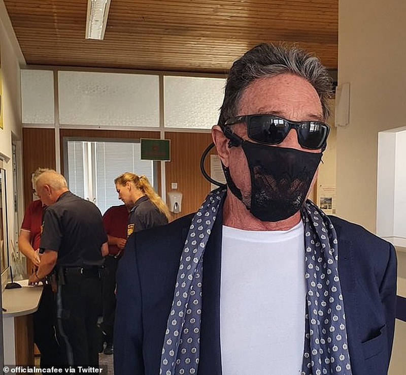 John McAfee menggunakan masker dari celana dalam wanita.