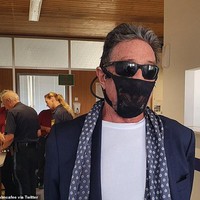 Beberapa waktu lalu miliarder John McAfee sebat mengabarkan bahwa dirinya ditangkap karena menggunakan masker dari pakaian dalam wanita. John McAfee ditangkap di Norwegia atas pilihan maskernya itu yang dianggap tidak sesuai dengan standar medis yang seharusnya diikuti untuk meminimalisir penyebaran virus Corona. Foto: Twitter @officialmcafee