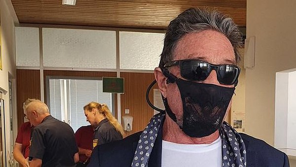 Foto Miliarder John McAfee & Orang-orang yang Pakai Masker Kain Underwear