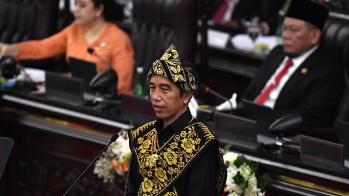 Presiden Joko Widodo (Jokowi) bersiap menyampaikan pidato dalam rangka penyampaian laporan kinerja lembaga-lembaga negara dan pidato dalam rangka HUT ke-75 Kemerdekaan RI pada sidang tahunan MPR dan Sidang Bersama DPR-DPD di Komplek Parlemen, Senayan, Jakarta, Jumat (14/8/2020). ANTARA FOTO/Akbar Nugroho Gumay/pras.