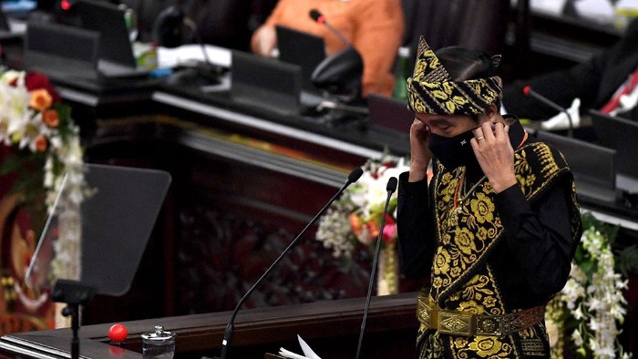 Presiden Joko Widodo (Jokowi) bersiap menyampaikan pidato dalam rangka penyampaian laporan kinerja lembaga-lembaga negara dan pidato dalam rangka HUT ke-75 Kemerdekaan RI pada sidang tahunan MPR dan Sidang Bersama DPR-DPD di Komplek Parlemen, Senayan, Jakarta, Jumat (14/8/2020). ANTARA FOTO/Akbar Nugroho Gumay/pras.