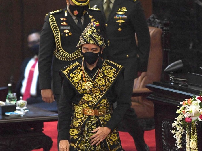 Presiden Joko Widodo (Jokowi) bersiap menyampaikan pidato dalam rangka penyampaian laporan kinerja lembaga-lembaga negara dan pidato dalam rangka HUT ke-75 Kemerdekaan RI pada sidang tahunan MPR dan Sidang Bersama DPR-DPD di Komplek Parlemen, Senayan, Jakarta, Jumat (14/8/2020). ANTARA FOTO/Akbar Nugroho Gumay/pras.