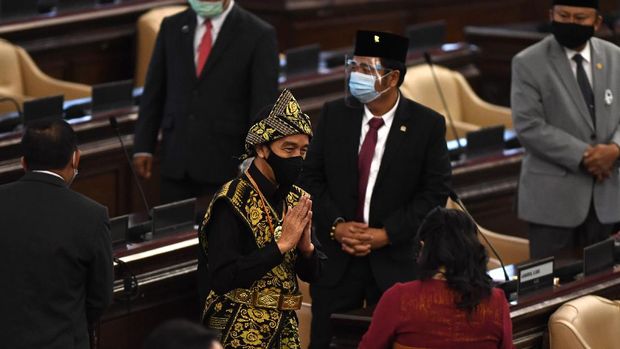 Presiden Joko Widodo (Jokowi) tiba di lokasi sidang tahunan MPR dan Sidang Bersama DPR-DPD di Komplek Parlemen, Senayan, Jakarta, Jumat (14/8/2020).