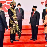 Penampilan Jokowi kali ini cukup mencuri perhatian karena berbeda sendiri. Boleh dibilang, hampir semua kaum pria yang menghadiri sidang tersebut kompak dalam balutan setelan hitam berjas. Termasuk Wakil Presiden Maruf Amin yang menukar sarung khasnya dengan celana panjang formal. (Foto: Biro Pers Sekretariat Presiden)