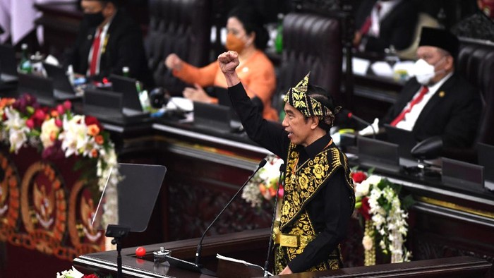 Presiden Joko Widodo (Jokowi) bersiap menyampaikan pidato dalam rangka penyampaian laporan kinerja lembaga-lembaga negara dan pidato dalam rangka HUT ke-75 Kemerdekaan RI pada sidang tahunan MPR dan Sidang Bersama DPR-DPD di Komplek Parlemen, Senayan, Jakarta, Jumat (14/8/2020). ANTARA FOTO/Akbar Nugroho Gumay/pras.