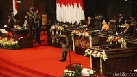 Salam hormat juga dilakukan Jokowi kepada anggota dewan yang hadir dalam Sidang Tahunan MPR.