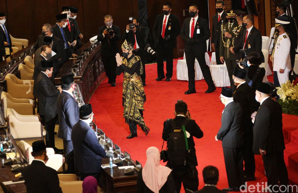 Jokowi Bungkukkan Badan ke Pimpinan dan Anggota Dewan di Sidang Tahunan Presiden Joko Widodo membungkukkan badan untuk memberi hormat kepada pimpinan dan anggota dewan di Sidang Tahunan MPR, Jumat (14/8/2020).