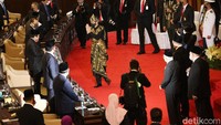 Jokowi yang mengenakan baju adat Sabu juga menghampiri anggota dewan usai Sidang Tahunan MPR.