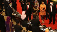 Jokowi menyapa anggota dewan dengan menelangkupkan kedua telapak tangannya.