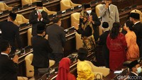 Jokowi didampingi Maruf Amin meninggalkan ruang Sidang Tahunan MPR. 