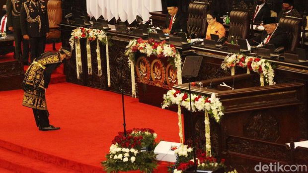 Presiden Joko Widodo membungkukkan badan untuk memberi hormat kepada pimpinan dan anggota dewan di Sidang Tahunan MPR, Jumat (14/8/2020).