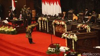 Jokowi membungkukkan badan untuk memberi hormat kepada pimpinan Sidang Tahunan MPR.
