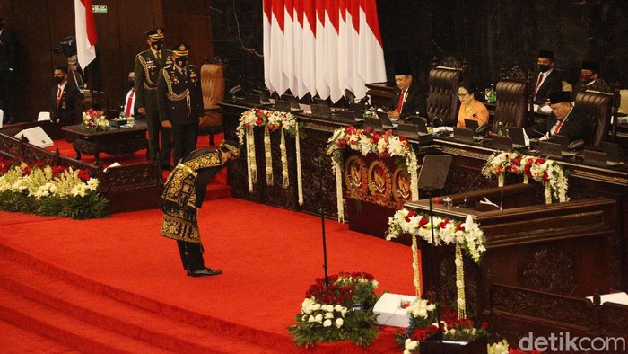 Jokowi Bungkukkan Badan ke Pimpinan dan Anggota Dewan di Sidang Tahunan Presiden Joko Widodo membungkukkan badan untuk memberi hormat kepada pimpinan dan anggota dewan di Sidang Tahunan MPR, Jumat (14/8/2020).