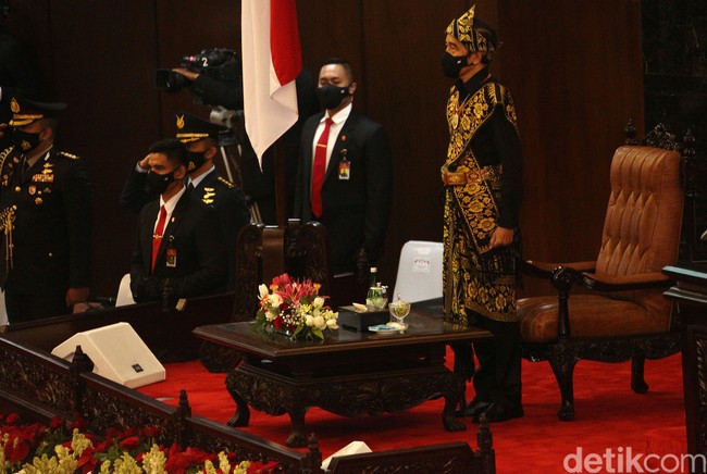 Di media sosial, gaya Jokowi berpakaian baju adat Sabu mengundang banyak pujian. Indonesia ini beragam banget deh ya, baju2 adatnya ketjeh! tulis seorang netizen di Twitter. Pakaian adat Sabu,NTT yg dipakai pak presiden @jokowi bagus sekali, puji lainnya. (Foto: Agung Pambudhy/detikcom)