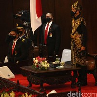 Di media sosial, gaya Jokowi berpakaian baju adat Sabu mengundang banyak pujian. Indonesia ini beragam banget deh ya, baju2 adatnya ketjeh! tulis seorang netizen di Twitter. Pakaian adat Sabu,NTT yg dipakai pak presiden @jokowi bagus sekali, puji lainnya. (Foto: Agung Pambudhy/detikcom)