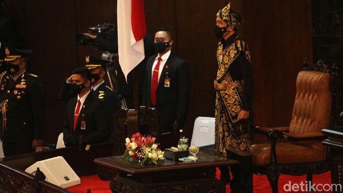 Jokowi Hadiri Sidang Tahunan MPR Presiden Joko Widodo (Jokowi) tiba di kompleks parlemen, Jakarta, untuk mengikuti sidang tahunan MPR-DPR, Jumat (14/8/2020). Jokowi mengenakan pakaian adat NTT, baju adat Sabu.