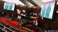 Jokowi meminta masyarakat tetap bersyukur di peringatan HUT ke-75 RI meski semuanya berubah. Kata Jokowi, ratusan negara juga menghadapi masa sulit.