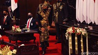 Jokowi beranjak dari kursinya menuju podium untuk menyampaikan pidato di Sidang Tahunan MPR-DPR-DPD.