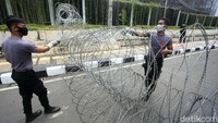 Polisi juga memperketat pengamanan dengan memasang kawat berduri.