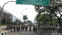 Aparat berpakaian lengkap dengan pelindung sudah disiagakan di sejumlah titik.
