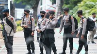 Mereka bersiaga dengan membawa senjata laras panjang.