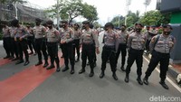 Sebelumnya, polisi juga menahan massa buruh yang akan berdemo ke gedung DPR. Massa tertahan di kawasan Gelora Senayan, Jakarta.