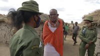 Delapan wanita etnis Maasai yang dikenal sebagai Tim Singa adalah bagian dari 76 penjaga berbasis komunitas yang menjaga macan tutul, gajah, jerapah, dan satwa liar lainnya di area seluas 147.000 hektar (363.000 acre) di sekitar Taman Nasional Amboseli, Kenya.  